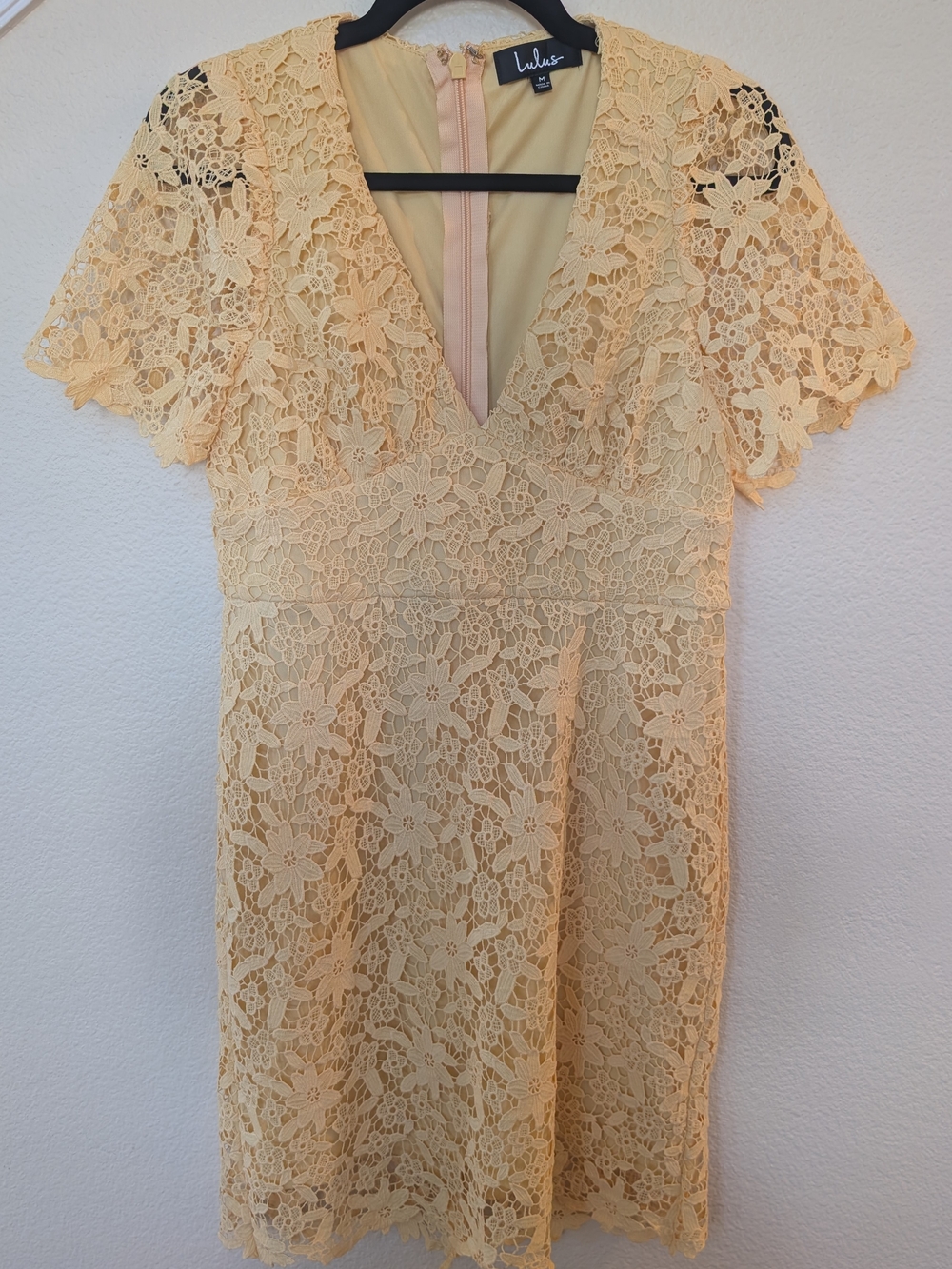 Lulu's Yellow Lace V‑Neck Short Sleeve Dress